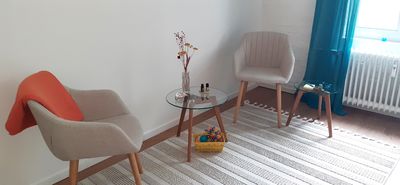 Praxisraum mit Sesseln — Einblick