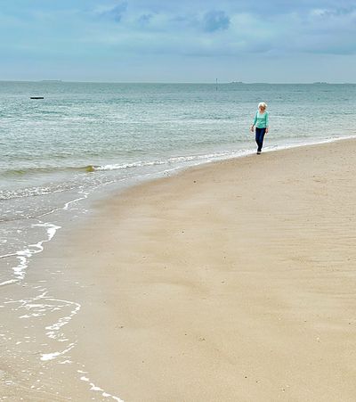 Strandszene — Hilfe für Helfende