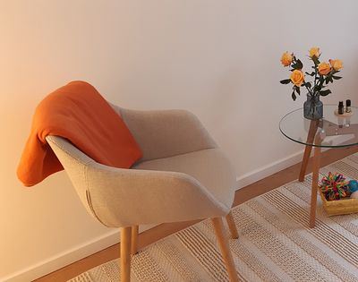 Praxis Sabina Braun — Wartebereich mit Skulptur