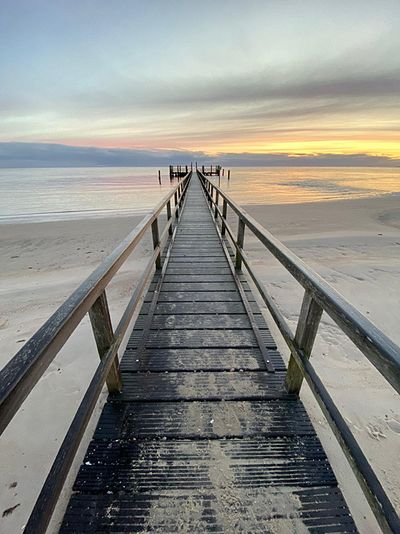 Steg am Meer bei Sonnenuntergang — Traumasensitives Yoga